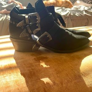 Ankle boots with buckles